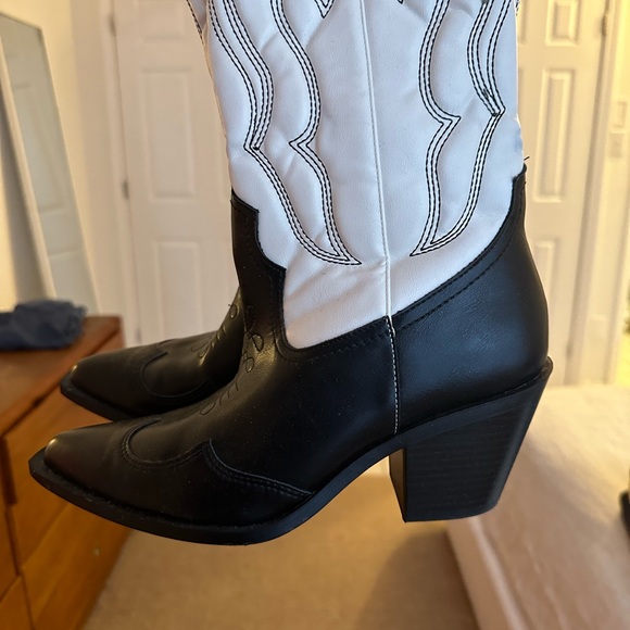 Stylish Black and White Cowboy Boots - Picture 4 of 4
